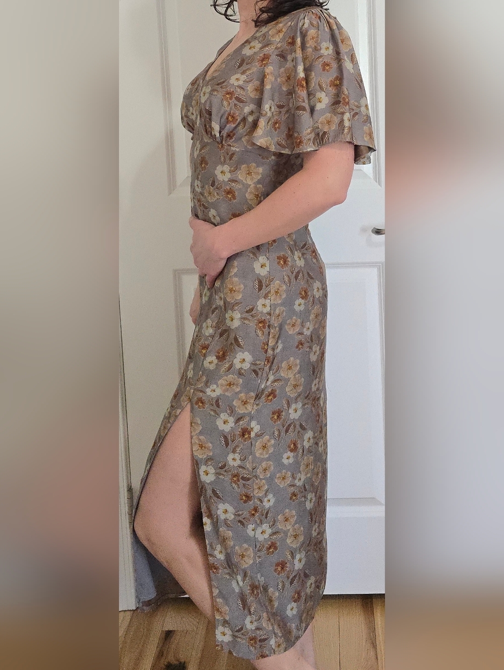 Lulu's Grey Floral Flutter Sleeve Midi Dress, M - Picture 8 of 16